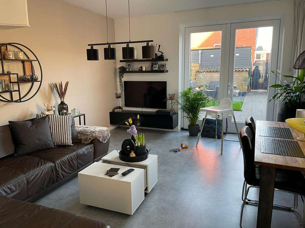 De woonkamer.