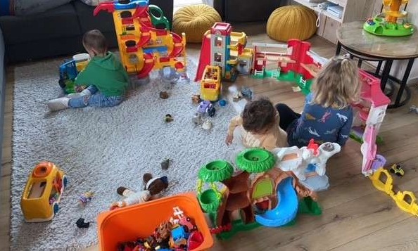 klein en groot spelen samen