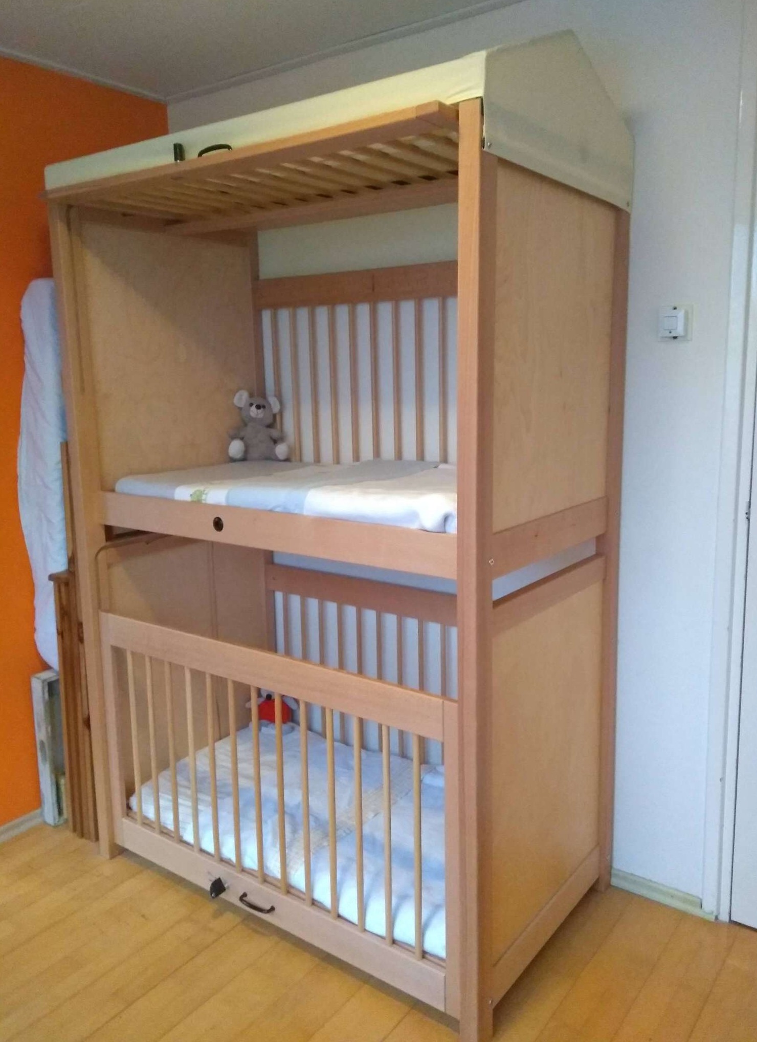 In de slaapruimte staat duo bed, commode