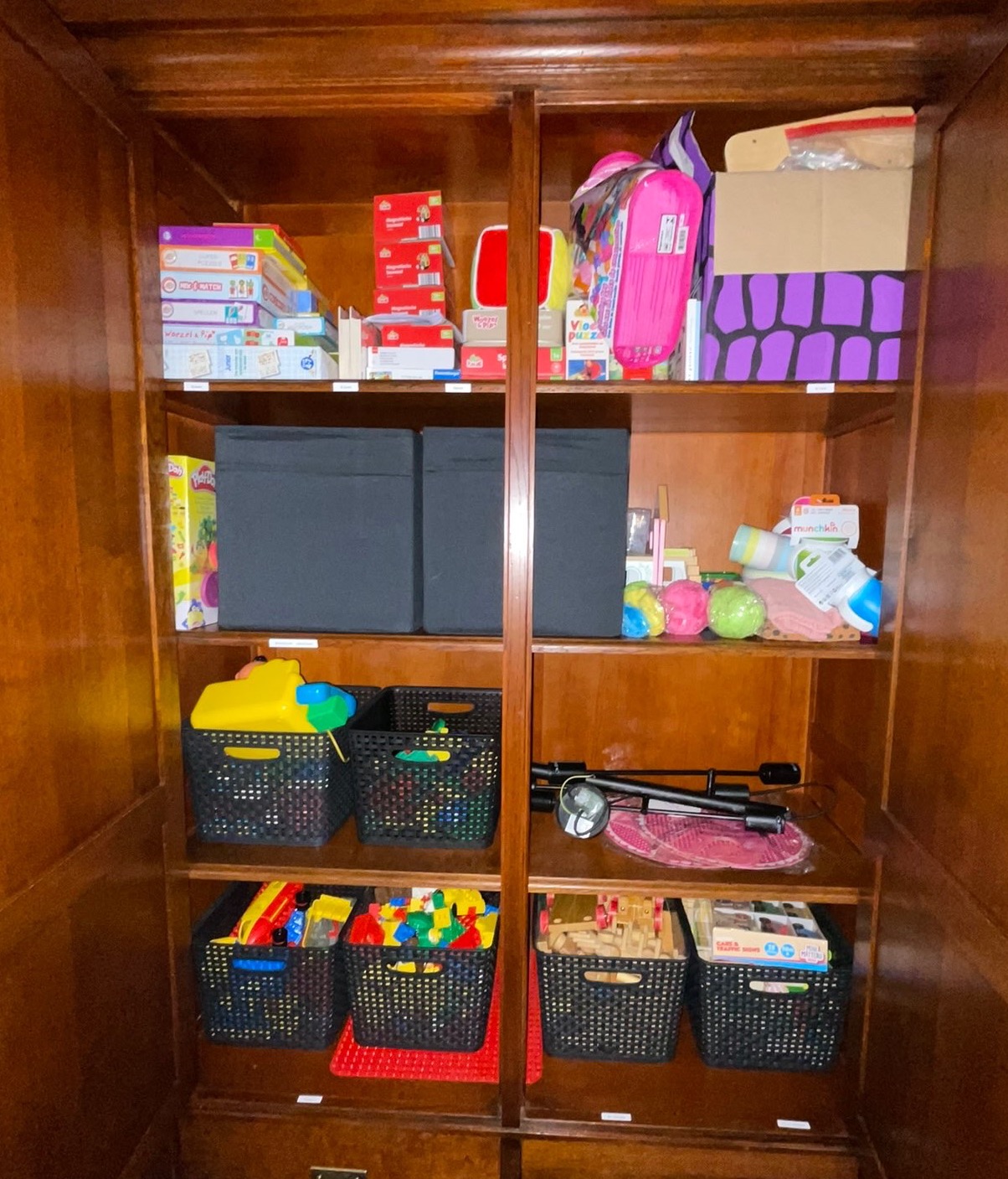 Kast met deel van het speelgoed