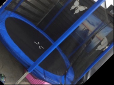 Een grote trampoline met veiligheidsnet