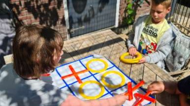Spelletjes spelen in de tuin
