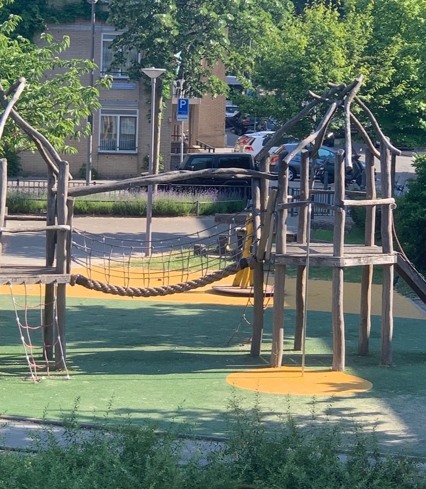 Buitenspeelplek voor het huis