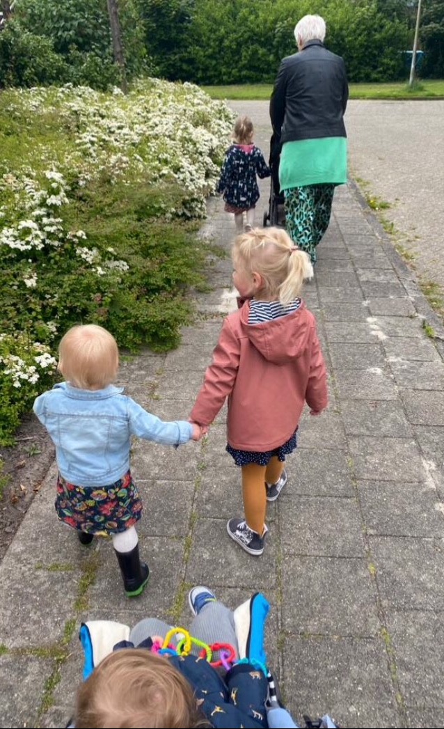 Aan de wandel, omi gaat elke ochtend mee