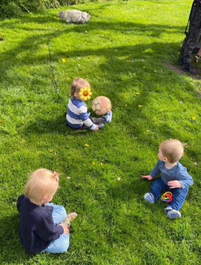 In de speeltuin. Overkant huis 