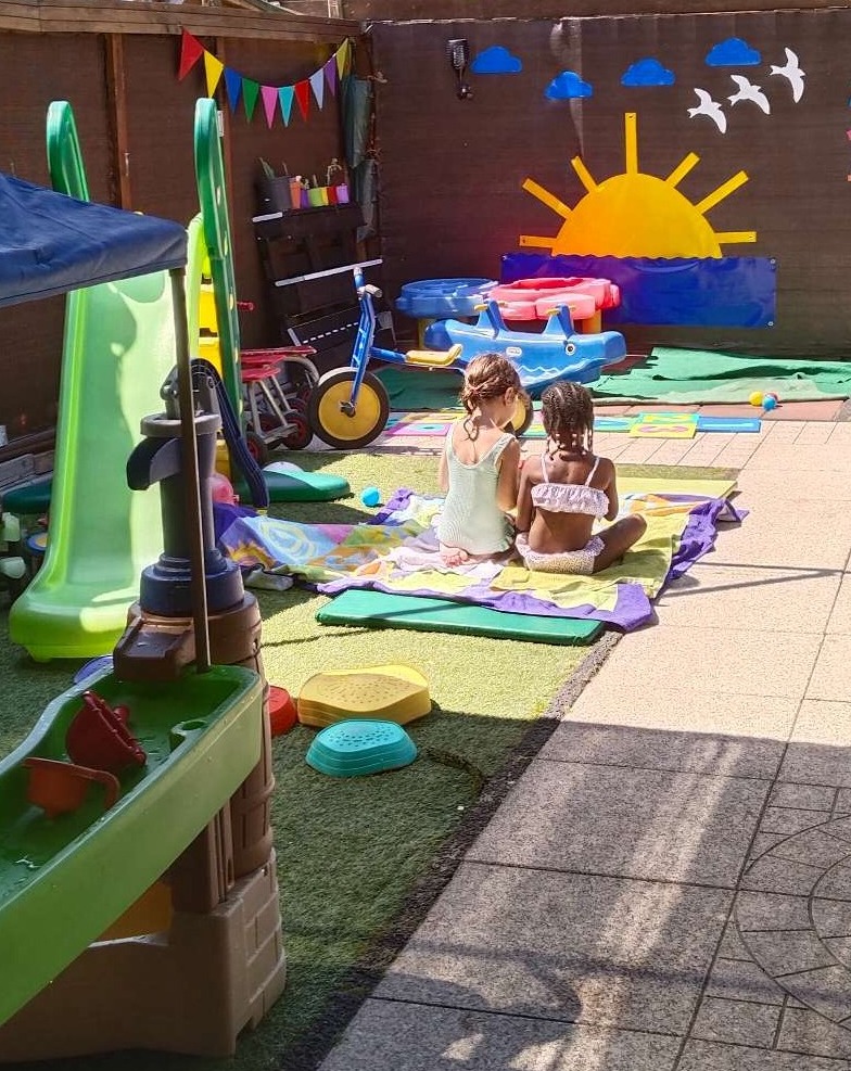 Agesloten tuin met speeltoestellen