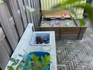 Een zandbak en een modderkeuken!