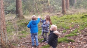 Lekker in het bos op zoek naar paddestoe