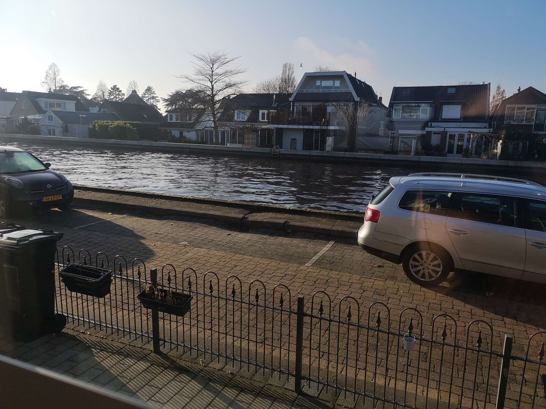 In de zomer naar alle bootjes zwaaien