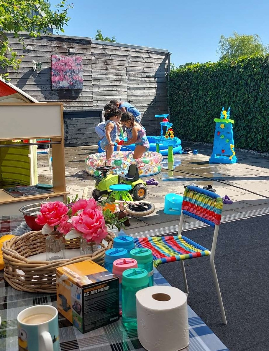 Heerlijk in de zomer met water spelen.