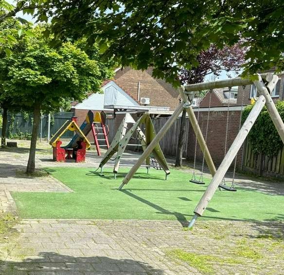 Speeltuin achter het huis