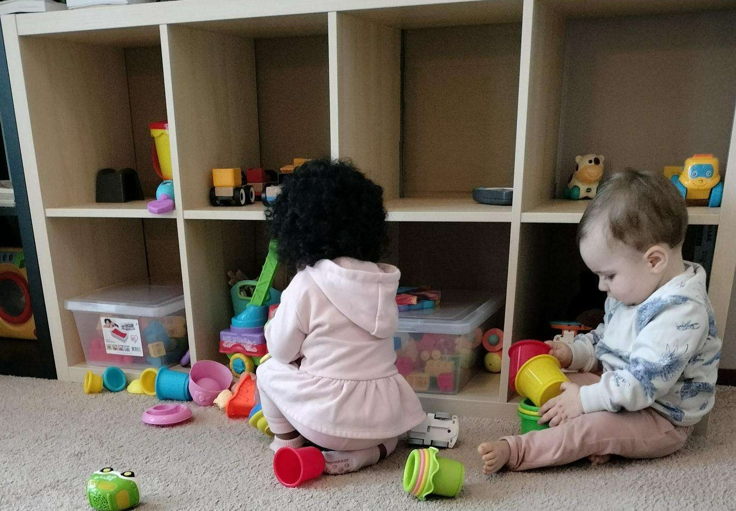 Kinderen bij de speelhoek