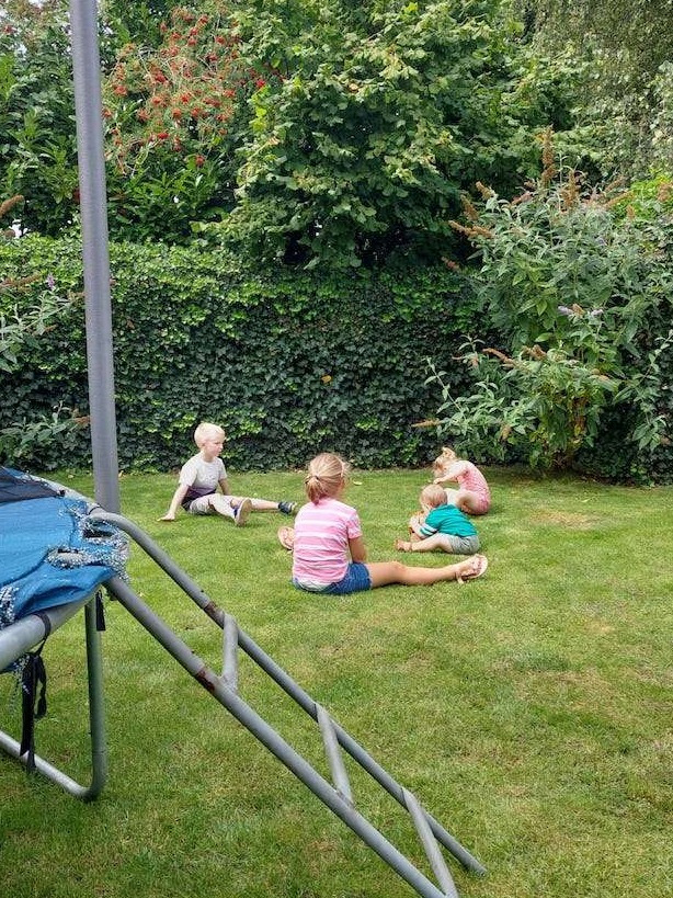 Samen spelen in de tuin