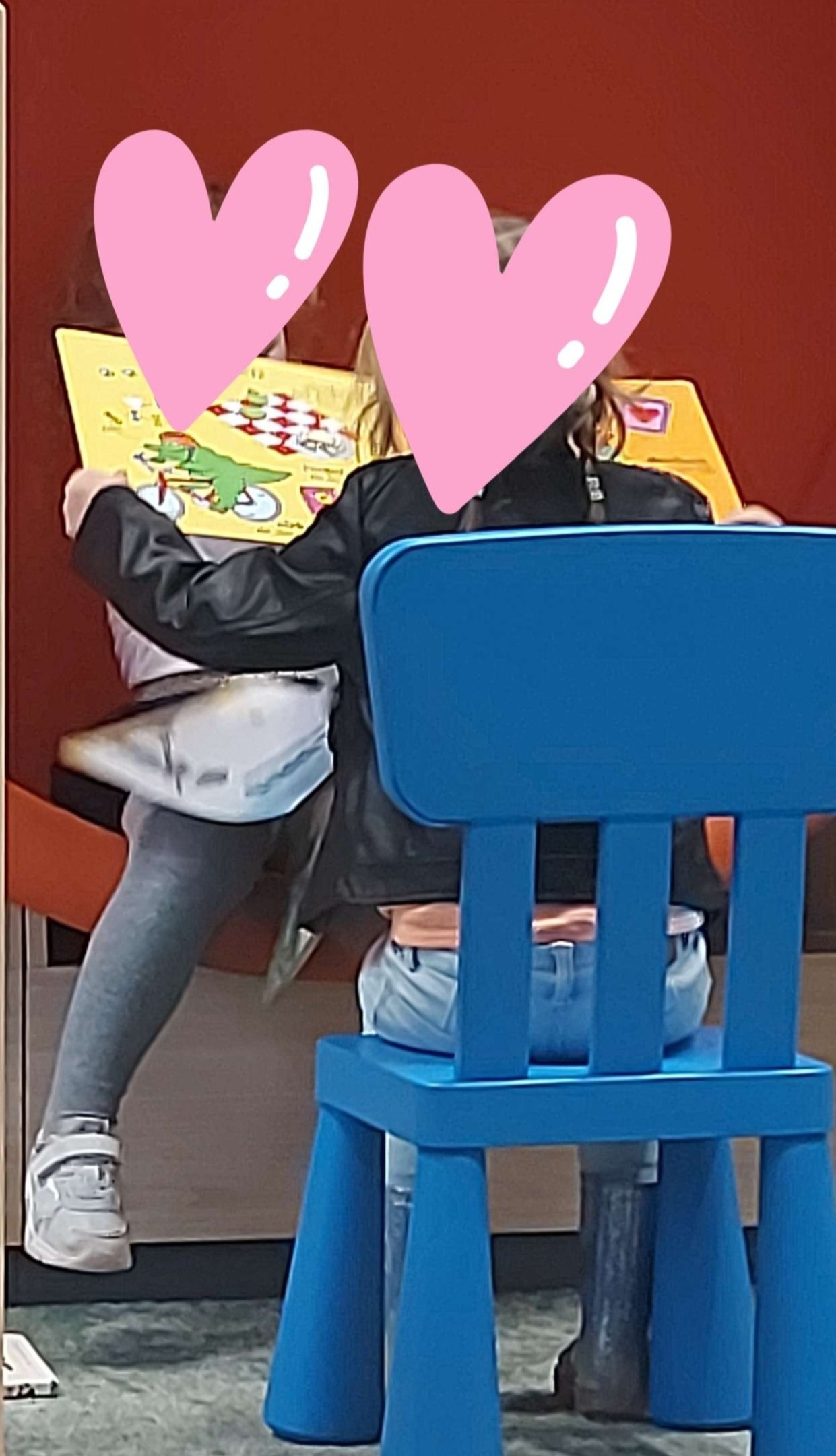 gezellig boekjes lezen in de bibliotheek