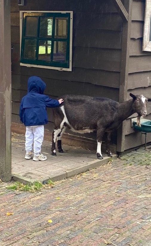 De kinderen laten wennen aan de natuur