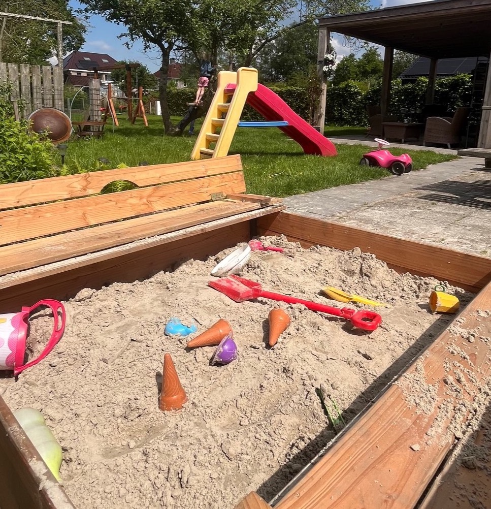 Zandbak en overkapping