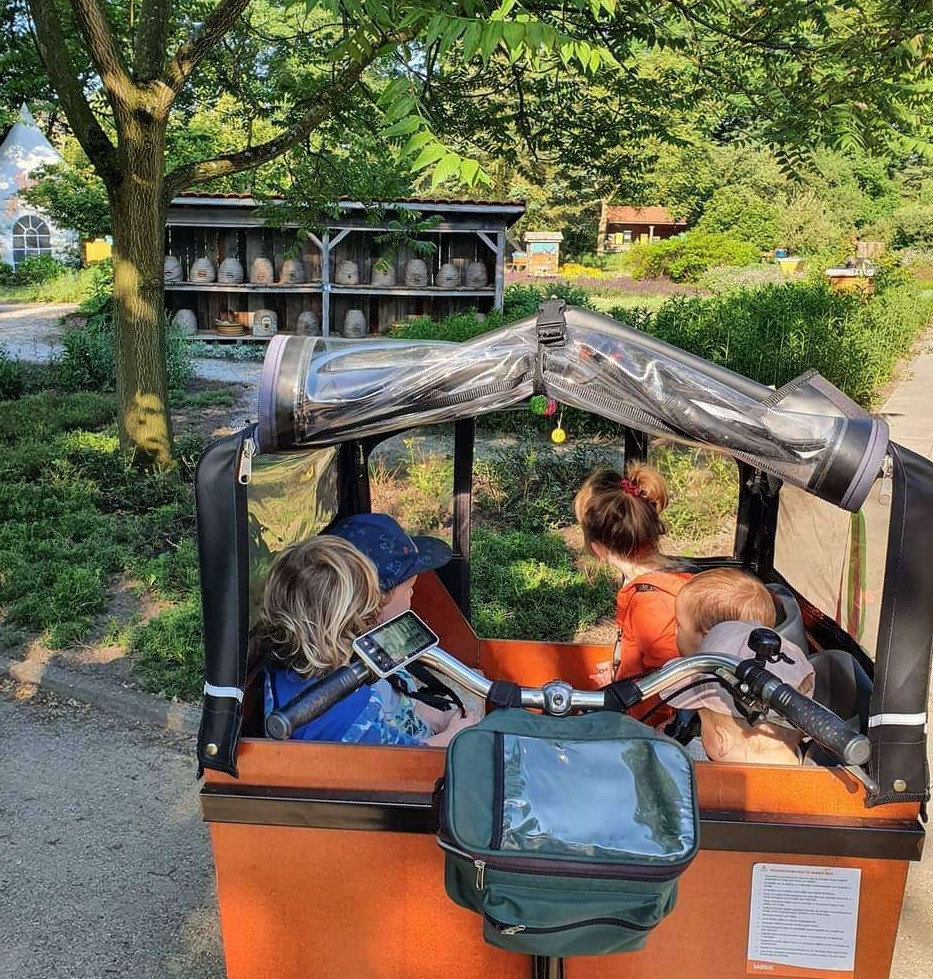 Fietsen met de bakfiets of wandelen