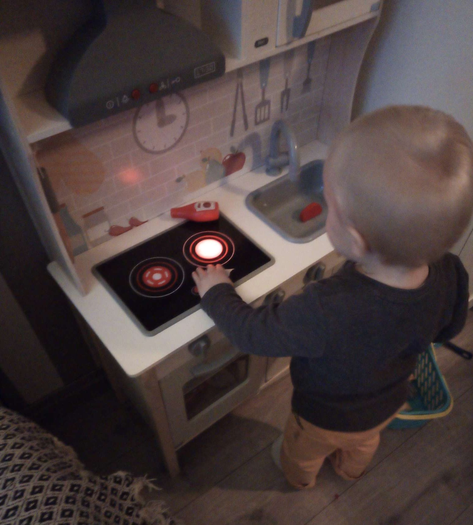 Met het keukentje spelen 