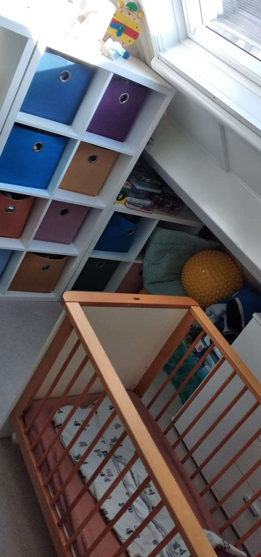 Slaapkamer met ledikant en opbergruimte