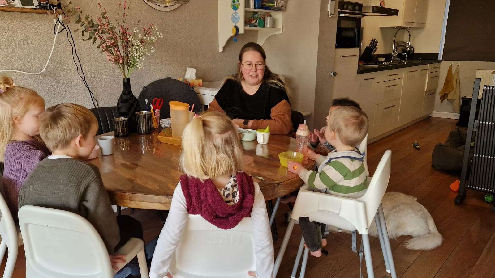 Fruit eten aan tafel