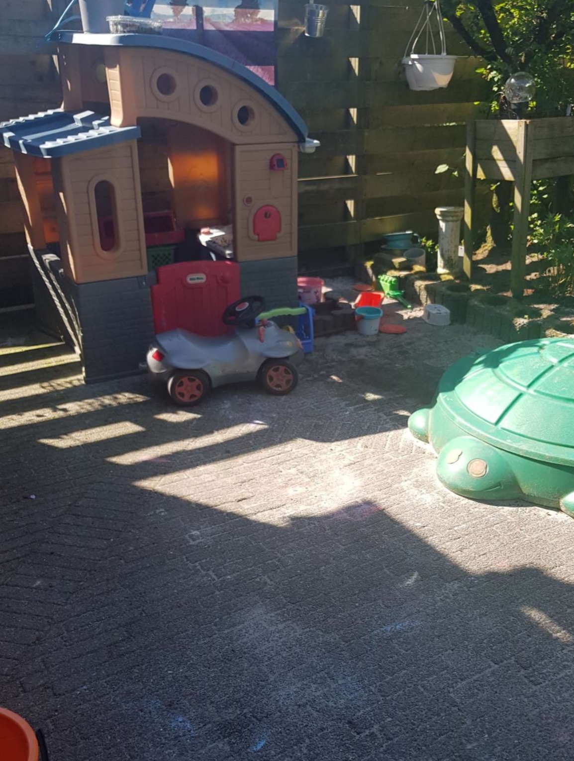 Achtertuin spelen kinderen