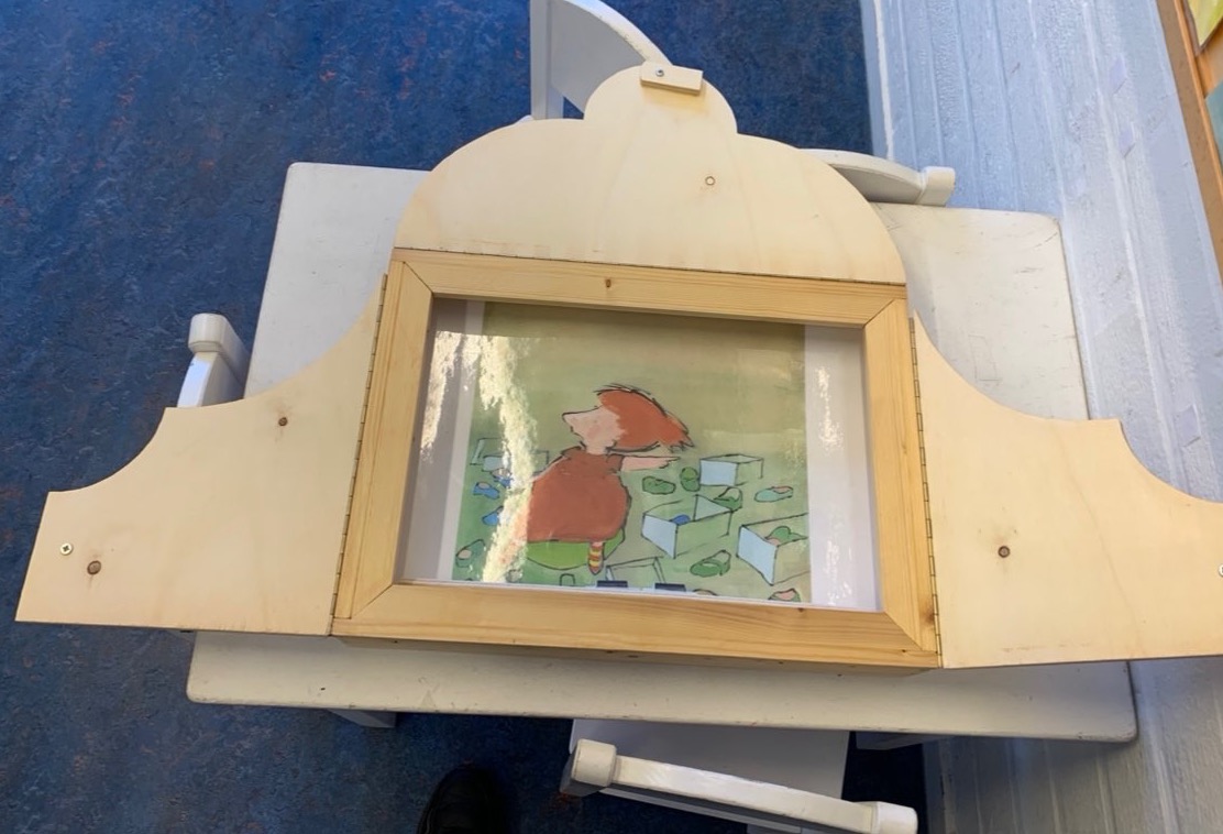 Bij het voorlezen van een boek. 