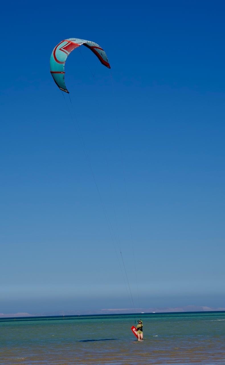 Kitesurfing.