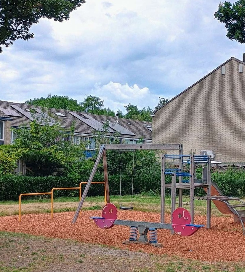 Voor onze deur ligt een ruime speeltuin,