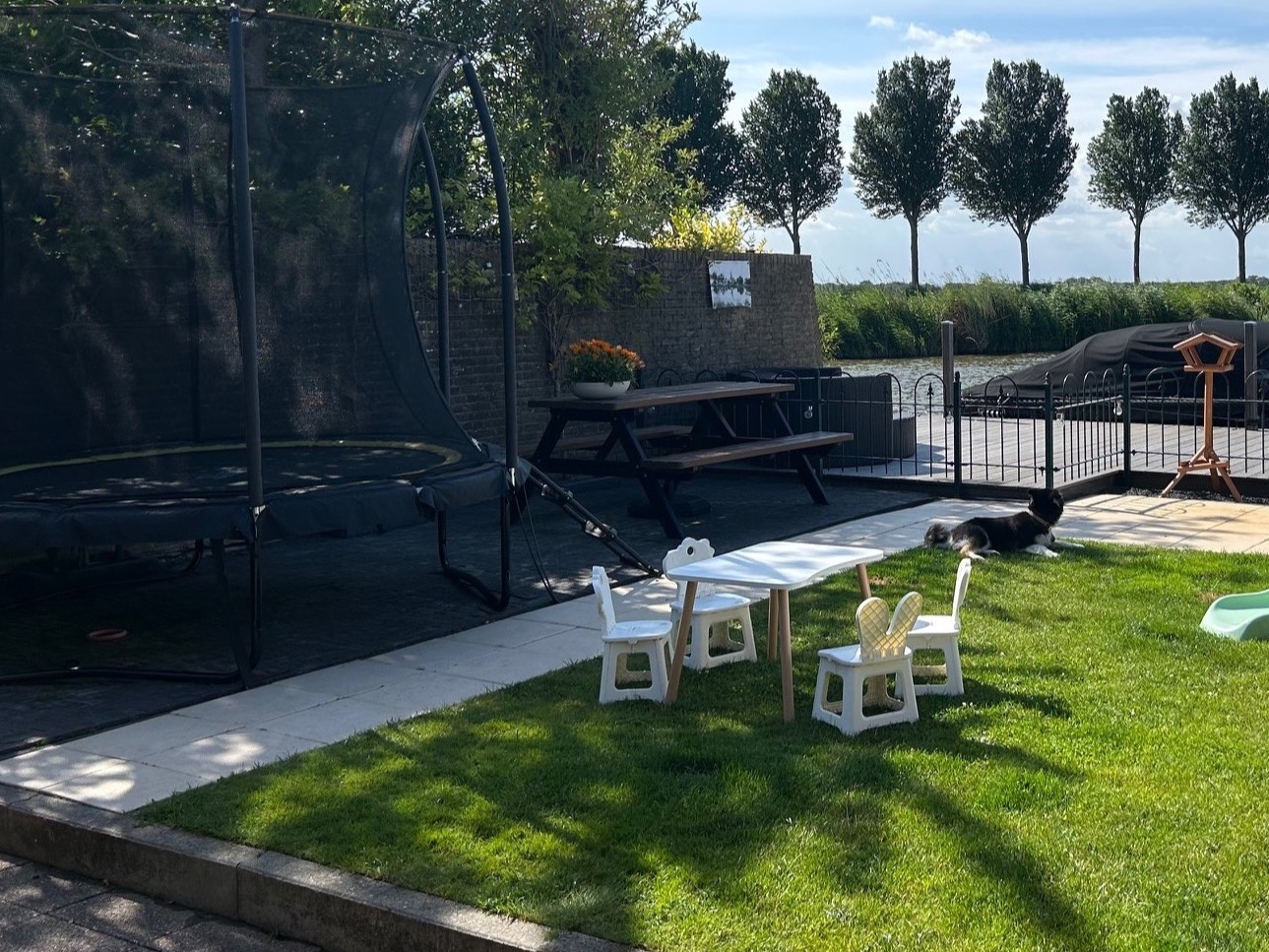 Lekker met trampoline en gras