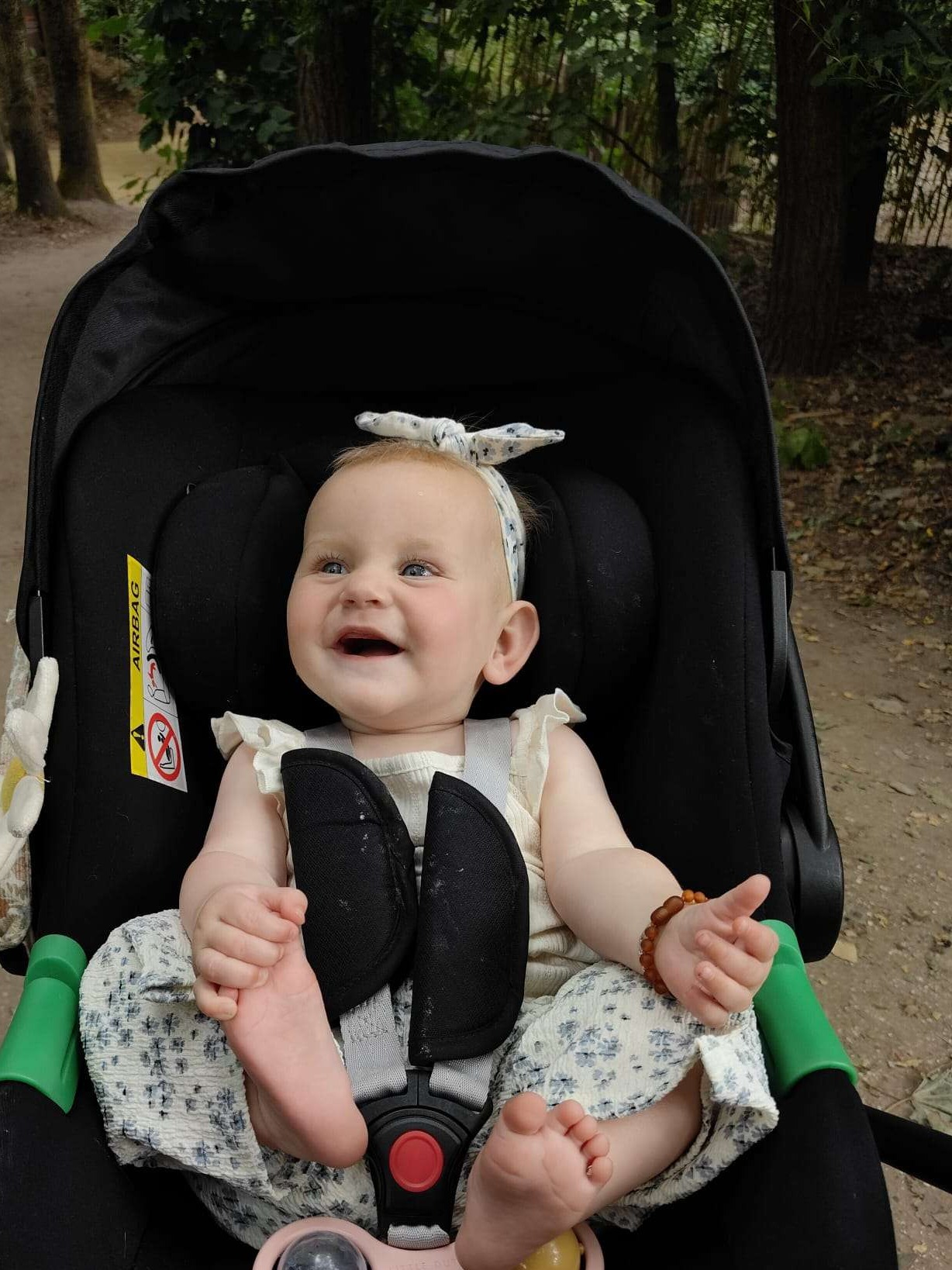 Samen wandelen in het bos. 