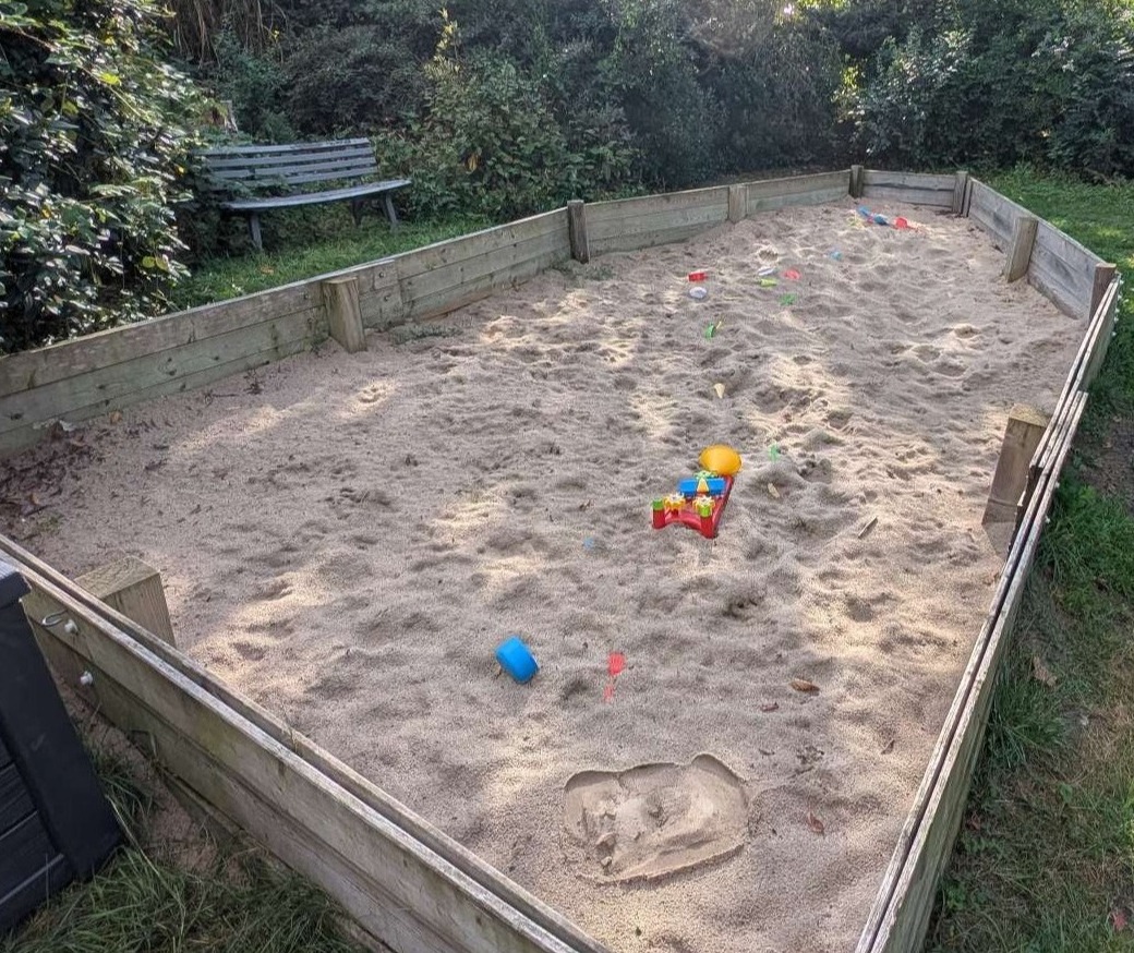 Zandtaartjes bakken in de zandbak