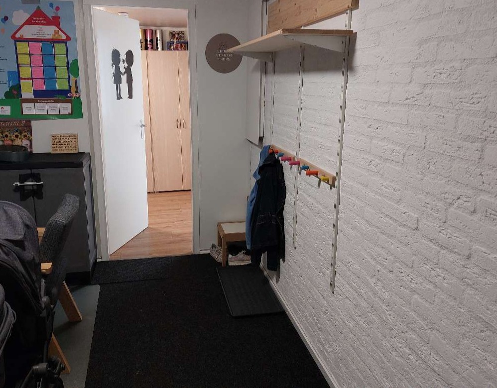 Ingang via garage naar opvang ruimte