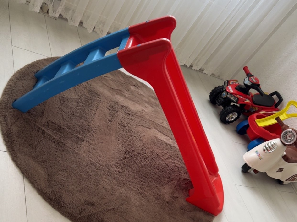 De autos en glijbaan voor de kindjes