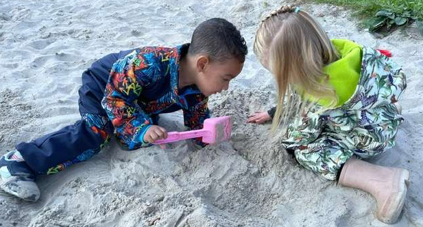 Spelen in de natuurspeeltuin